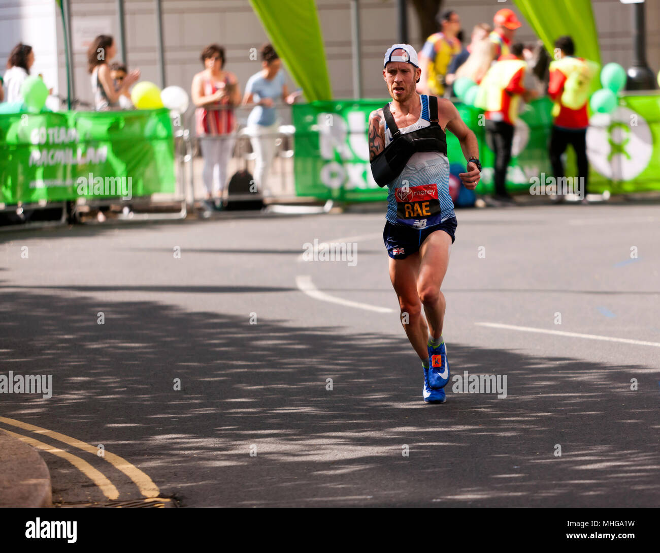 Derek Rae konkurrieren für GB, in der Welt Para Leichtathletik Marathon World Cup, Teil der London Marathon 2018. Derek beendet 3. in einer Zeit von 02:36:13 Stockfoto