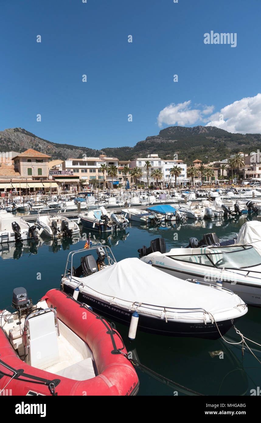 Port de Soller, Mallorca, Balearen, Spanien. 2018. Das Meer und den Hafen von Port de Soller ein beliebter Urlaubsort auf Mallorca. Stockfoto