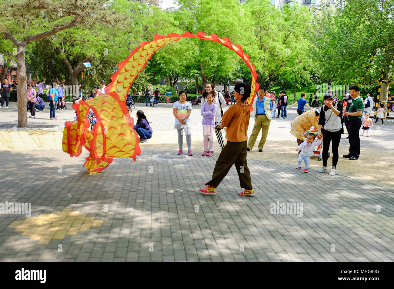 Peking, China 30. APRIL 2018: Traditionelle chinesische Seide Tanz in einen Park. Taoranting Park ist ein großer Stadtpark in Xicheng District in der Sou entfernt Stockfoto