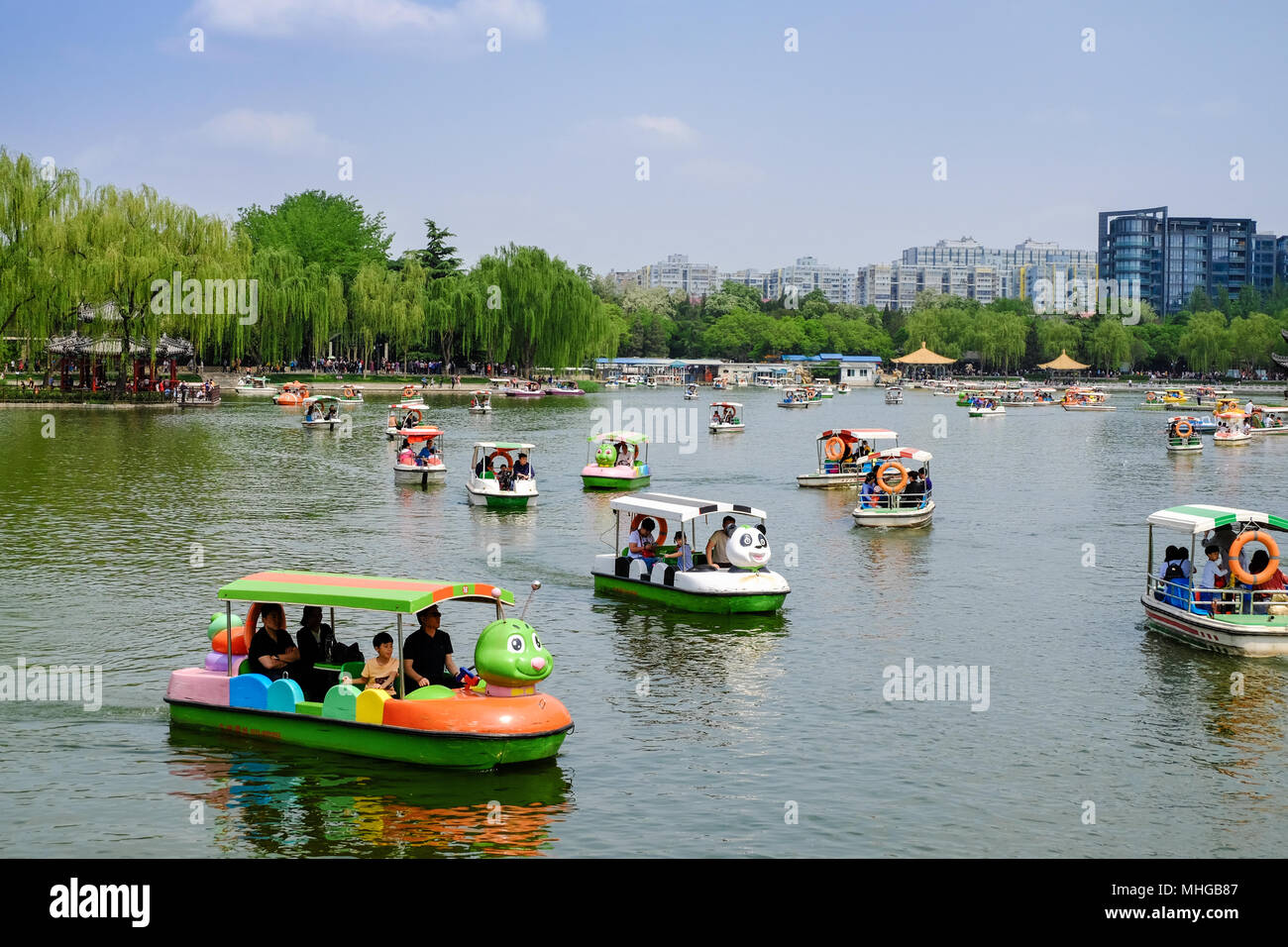 Peking, China 30. APRIL 2018: Leute nehmen eine entspannende Bootsfahrt in einem Park. Taoranting Park ist ein großer Stadtpark in Xicheng Distric entfernt Stockfoto
