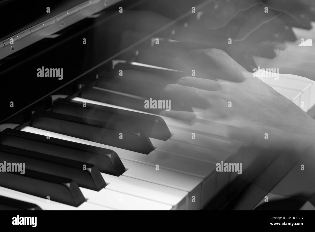 Mann, Der Klavier Spielt Schwarzweiß-Stockfotos und -bilder - Alamy