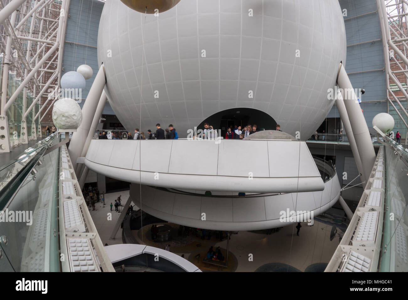 NEW YORK, VEREINIGTE STAATEN - 21 April 2017 - Touristische und Kinder besuchen das Natural History Museum Planetarium Stockfoto