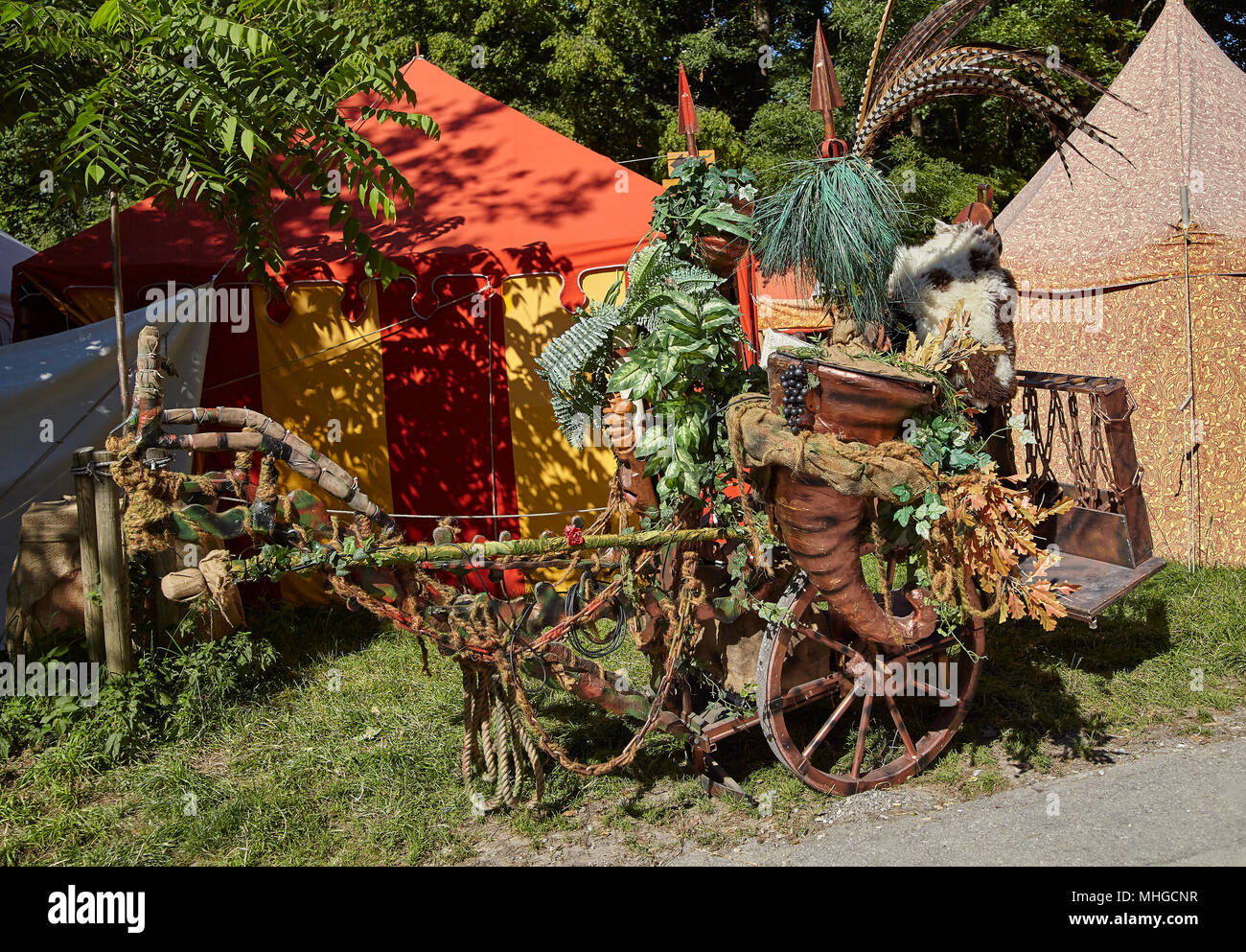 Holz- Mittelalterliche Barrow mit Pflanzen und Trinkhorn, Kaltenberg, Ritterspiele Ritterfest Stockfoto