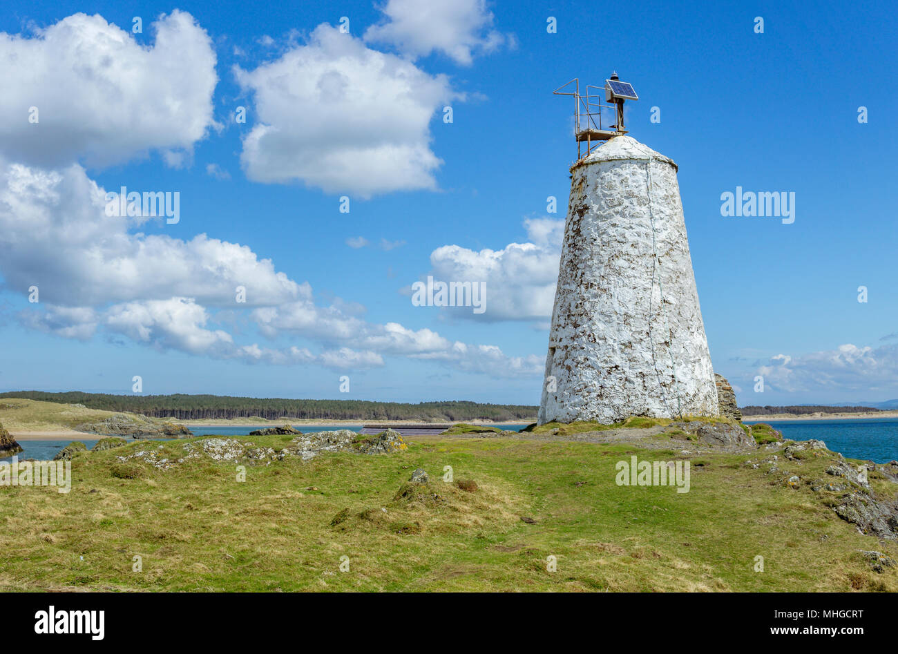 Twr Bach Leuchtturm an der Spitze der Llanddwyn Island auf Anglesey, Nordwales. Stockfoto
