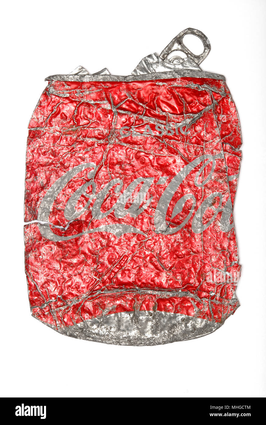 Abgeflachte Coca Cola Dose auf weißem Hintergrund Stockfoto