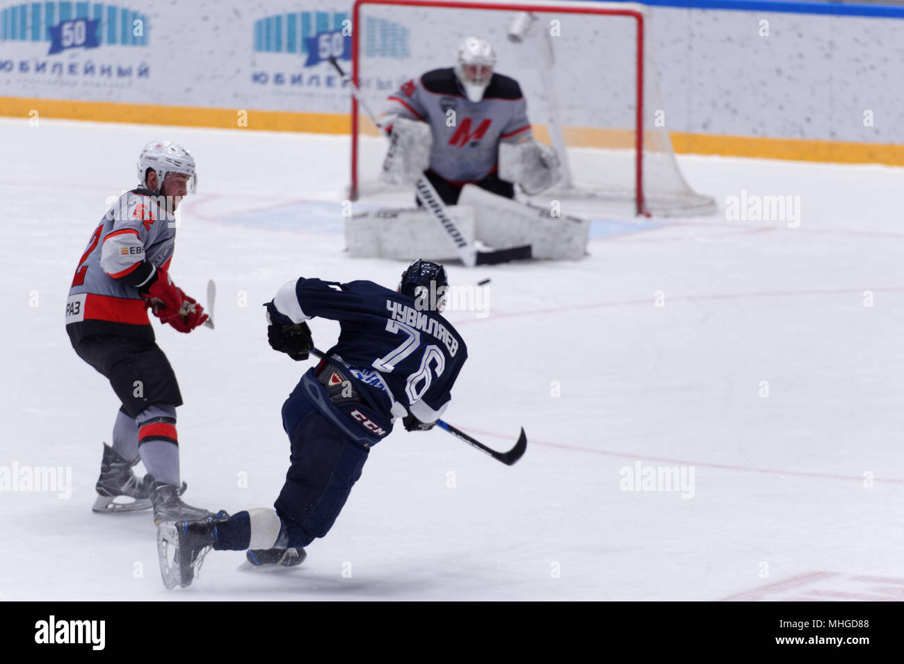 Eishockeymatch der Russische Oberste Hockey Liga Dynamo, St. Petersburg vs Metallurg Novokuznetsk, Stockfoto