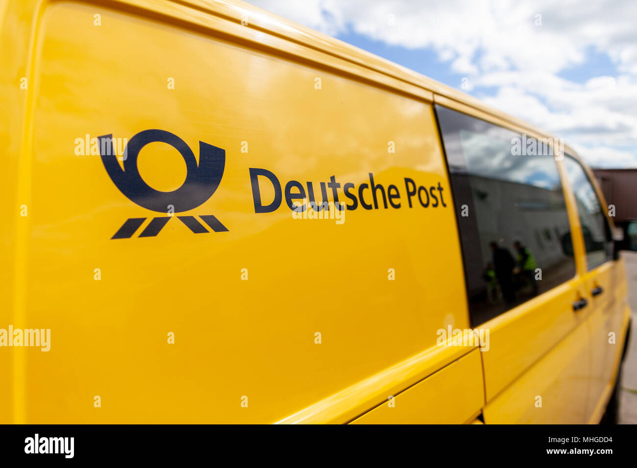 Offenbach/Deutschland Mai 1, 2018: Transport Fahrzeug Volkswagen T5 von der Deutschen Post (Deutsche Post) steht auf der Straße. Stockfoto