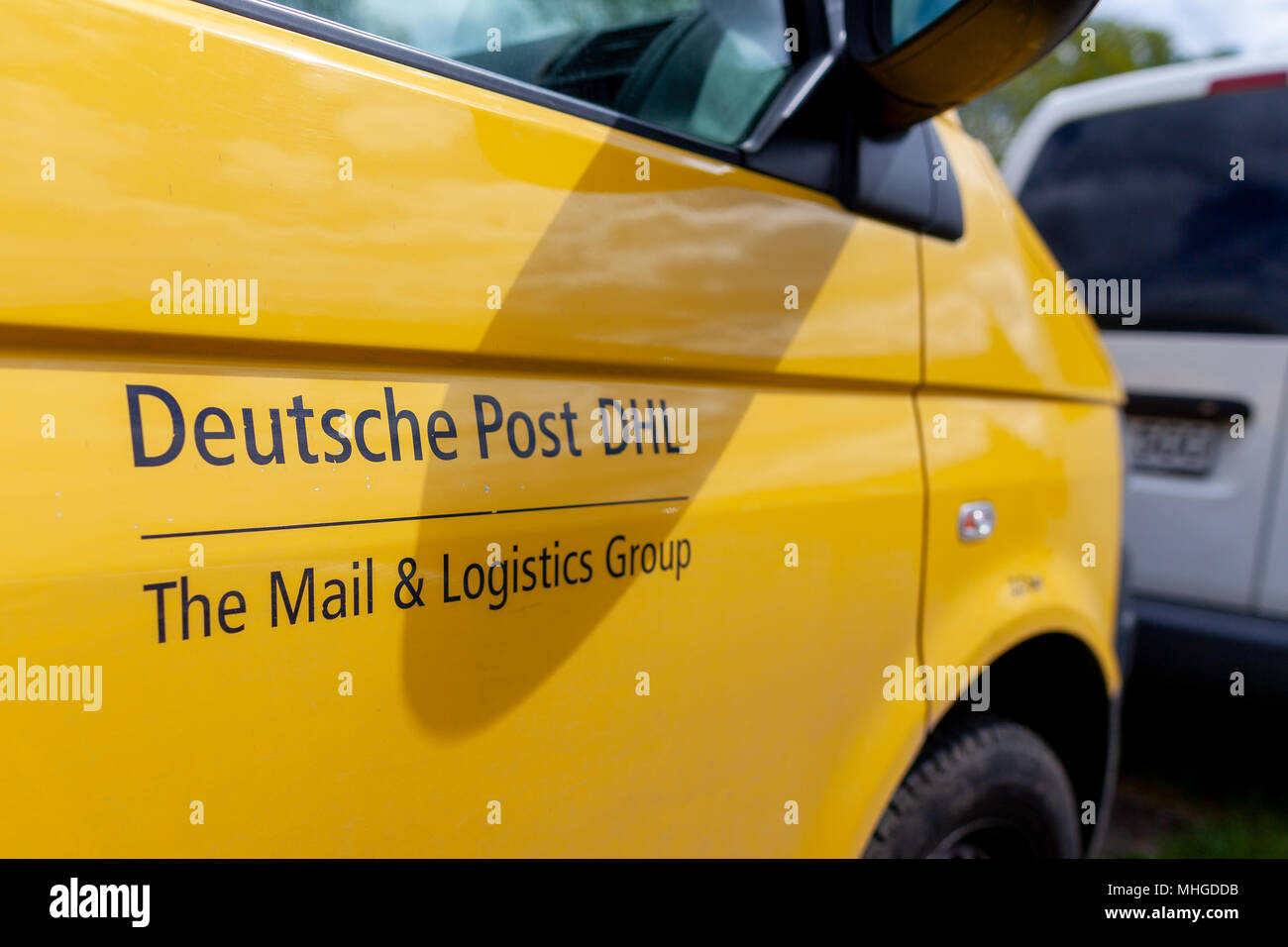 Offenbach/Deutschland Mai 1, 2018: Transport Fahrzeug Volkswagen T5 von der Deutschen Post (Deutsche Post) steht auf der Straße. Stockfoto