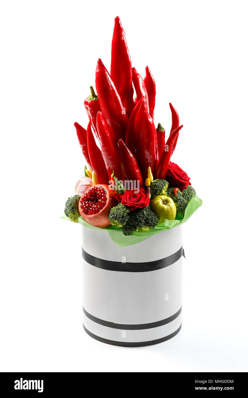 Einzigartiges Bouquet aus Paprika, Brokkoli, Äpfel und andere Früchte und Gemüse als Geschenk auf weißem Hintergrund Stockfoto