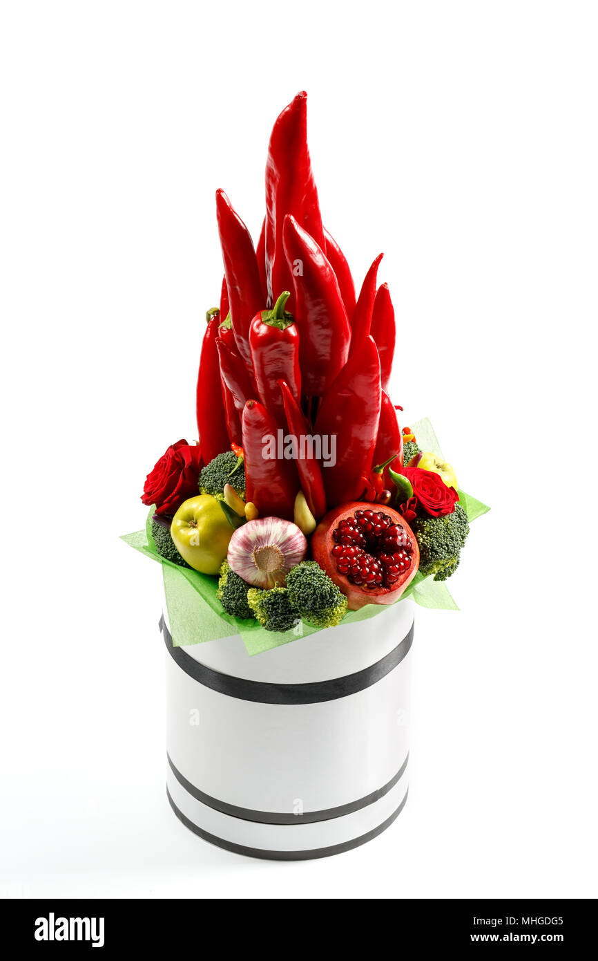 Schönen Blumenstrauß aus Paprika, Brokkoli, Äpfel und andere Früchte und Gemüse in einer dekorativen Schachtel als Geschenk auf weißem Hintergrund Stockfoto