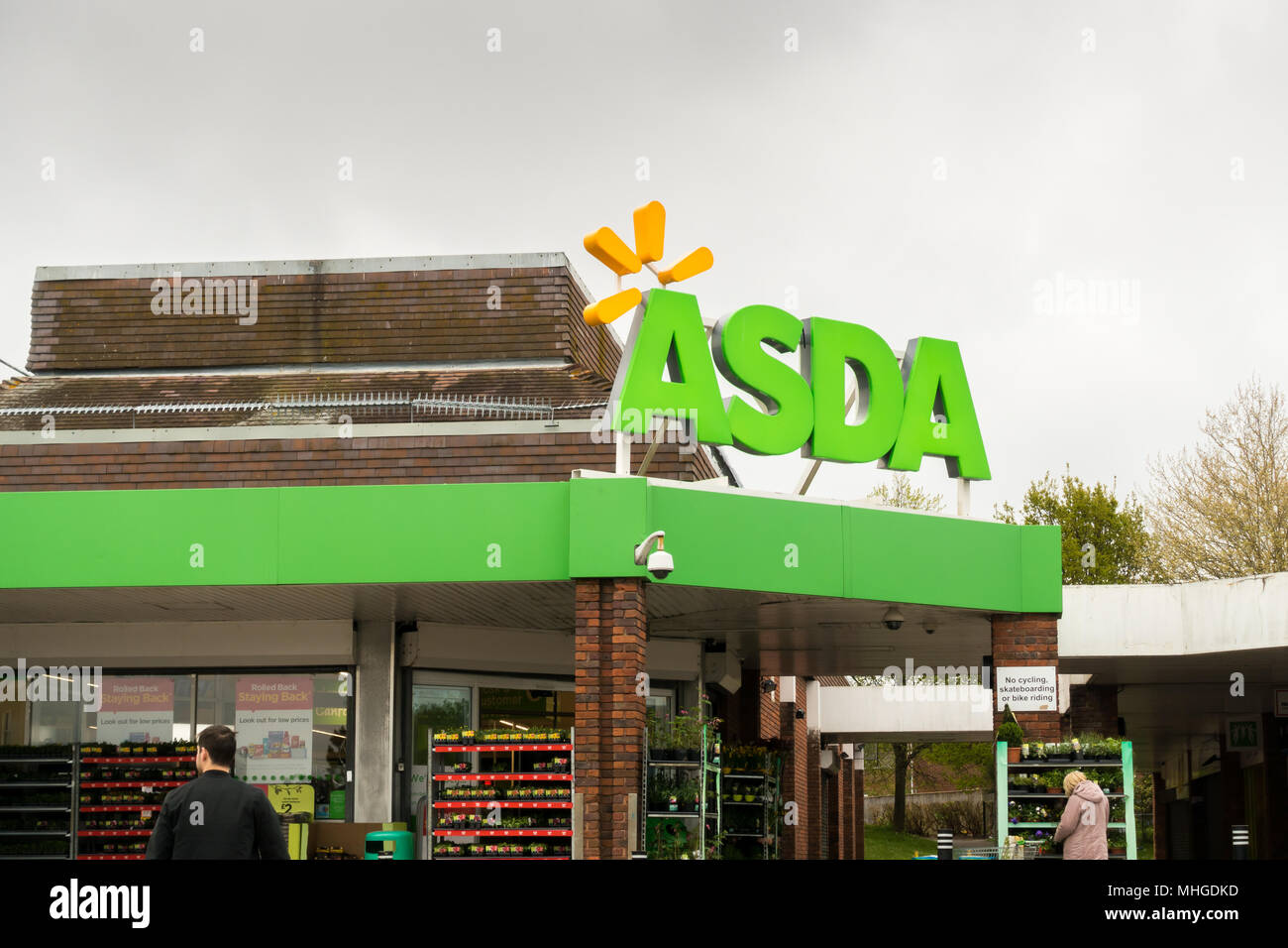 Asda Supermarkt store Front Eingang und Asda logo Zeichen, Poole, Dorset, Großbritannien, 2018 Stockfoto