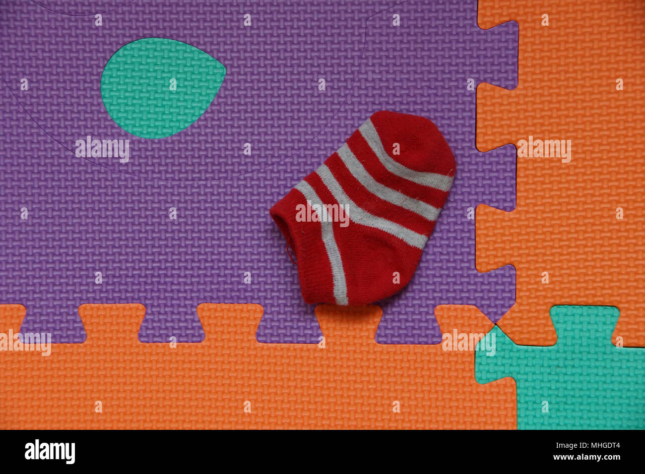 Baby Socken auf einem Schaumstoff puzzle Boden Stockfoto