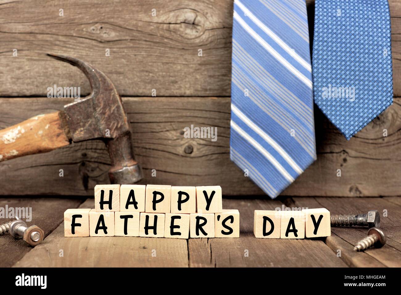 Happy Vatertag Holzblöcke mit Werkzeugen und Bindungen in den Hintergrund gegen rustikalen, mit Holz Stockfoto