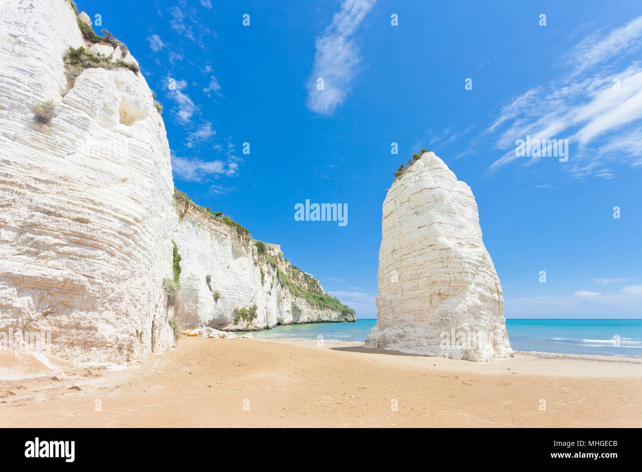 Vieste, Italien, Europa - Kreidefelsen am Strand von Vieste Stockfoto