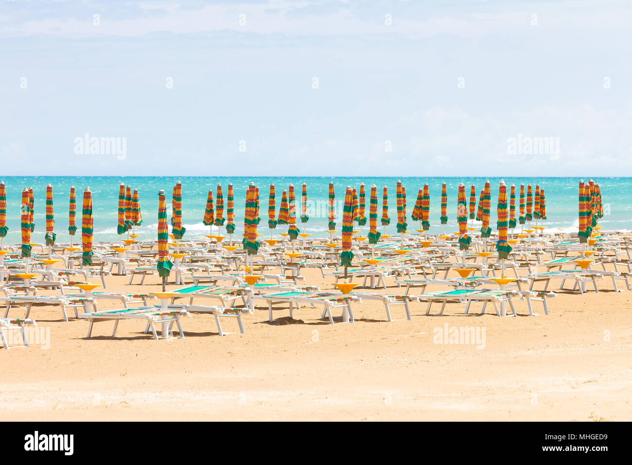 Vieste, Italien, Europa - Sonnenschirme am Strand von Vieste Stockfoto