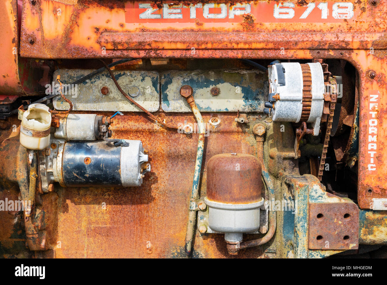 Motor detail Übersicht des Anlassermotors, der Lichtmaschine und der Einspritzpumpe in einem alten, rostigen Tschechoslowakischen Zetor 6718 Traktor Stockfoto