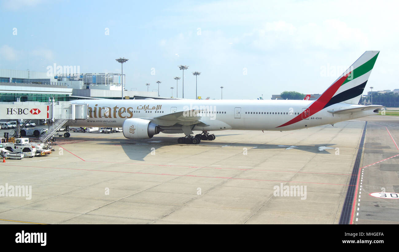Singapur - APR 4 2015: Emirat Boeing 777-300ER Flugzeug am Gate am Flughafen Changi. Emirates ist die größte Fluggesellschaft im Nahen Osten Stockfoto