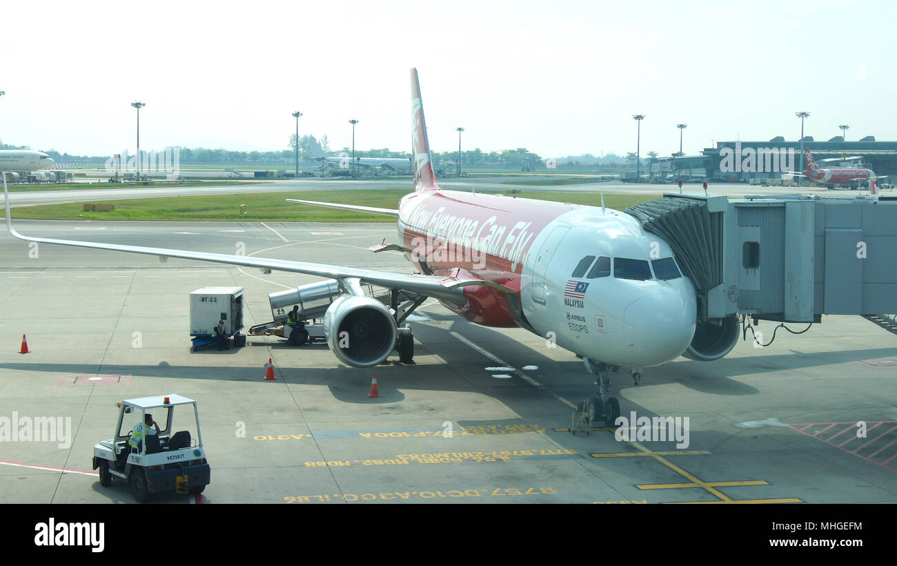 Singapur - APR 4 2015: Air Asia Airbus A320-200 am Tor warten an den Changi Internationalen Flughafen für Passagiere, Air Asia Unternehmen ist der größte Low Cost Airlines in Asien Stockfoto