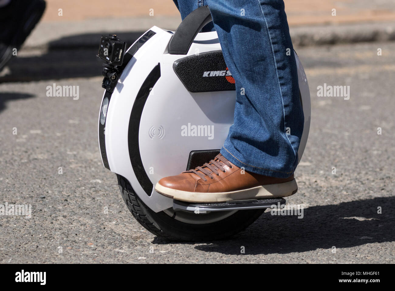 King Song selbstbalancierende elektrische Einräder und Elektro-Scooter; EIN  Mann reitet entlang der Bürgersteig auf seinem Mono-Roller oder Einrad auf  Blackp Stockfotografie - Alamy