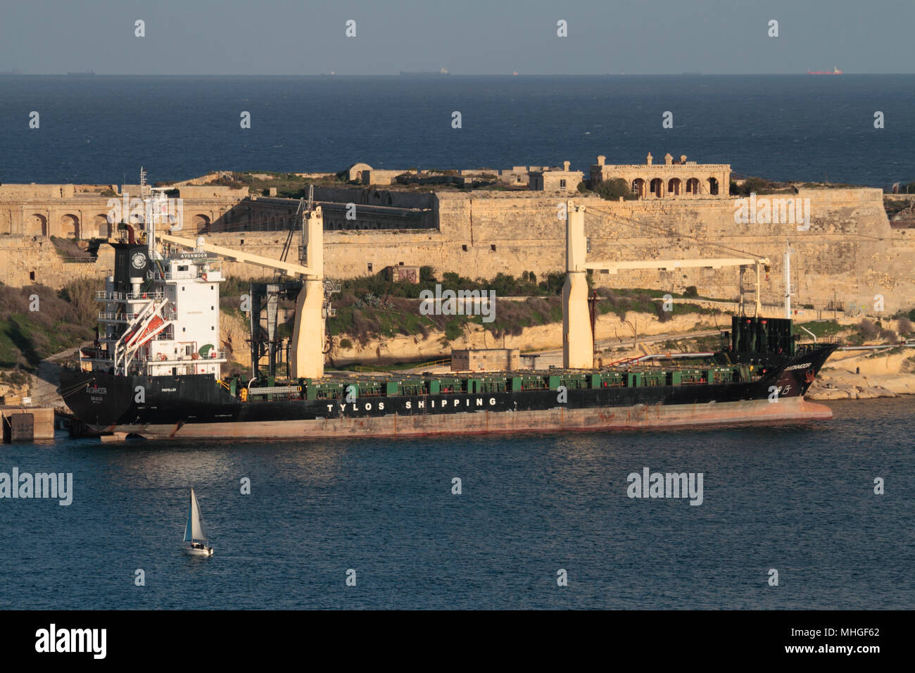 Die tylos Shipping Container schiff Avonmoor günstig in Maltas Grand Harbour neben Fort Ricasoli Stockfoto