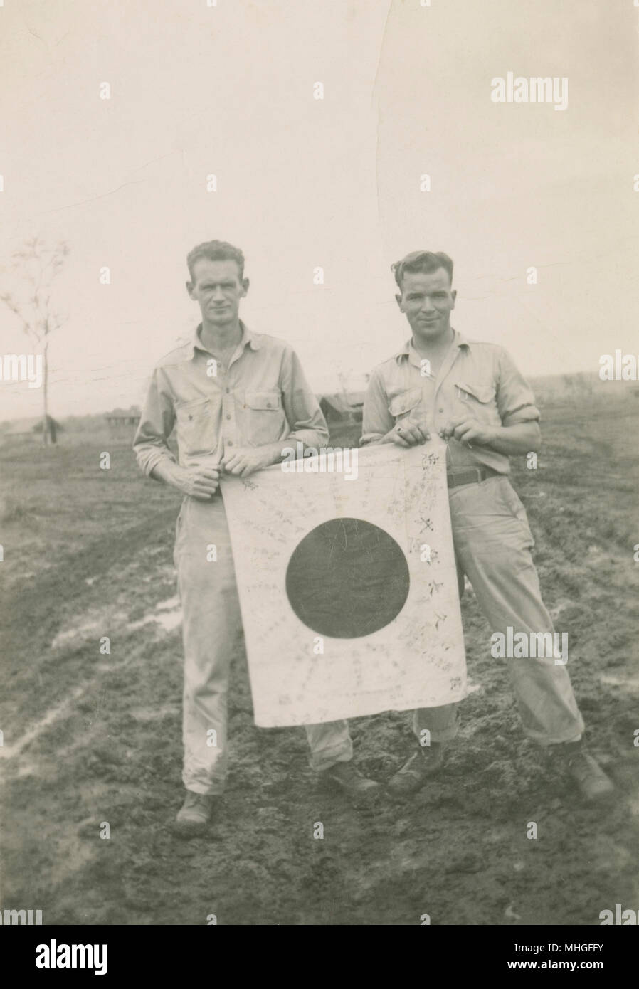 Antike 1944 Foto, zwei amerikanische Soldaten eine Japanische Glück Flagge in Neuguinea. Quelle: ORIGINAL FOTOABZUG. Stockfoto