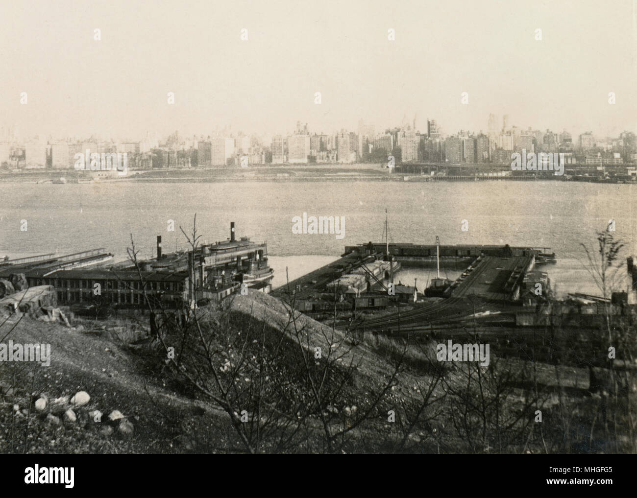 Antike Februar 1939 Foto, Blick auf die Weehawken Güterbahnhöfe und New York City Skyline, vom Boulevard East in West New York, NJ. Quelle: ORIGINAL FOTOABZUG. Stockfoto