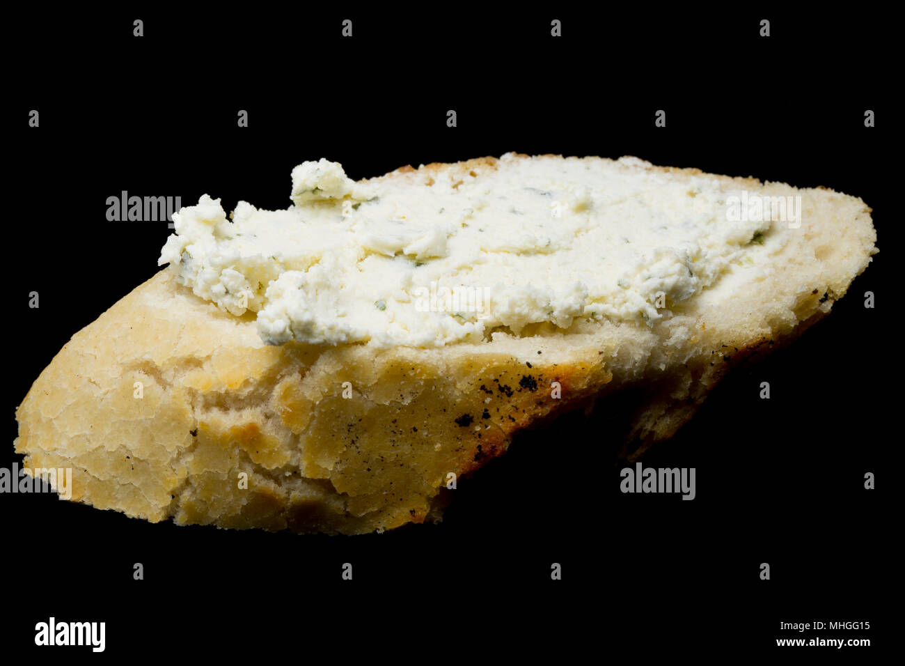 Französische Boursin Käse gekauft von einem Supermarkt in Großbritannien verteilt auf einer Scheibe Weißbrot. Boursin ist ein voll fett Weichkäse aus Kuhmilch flav gemacht Stockfoto