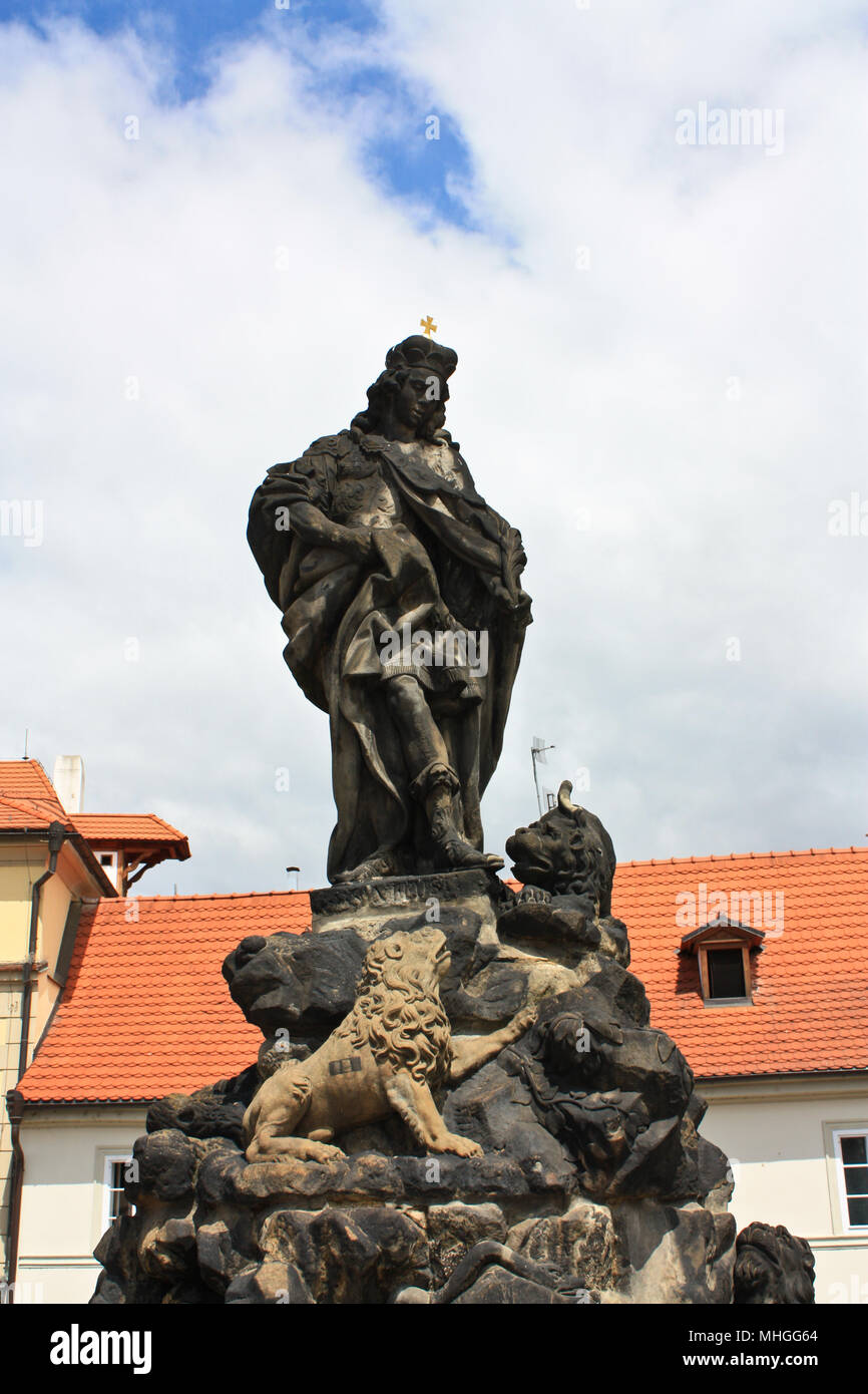 Eine Statue auf der Karlsbrücke in Prag Stockfoto