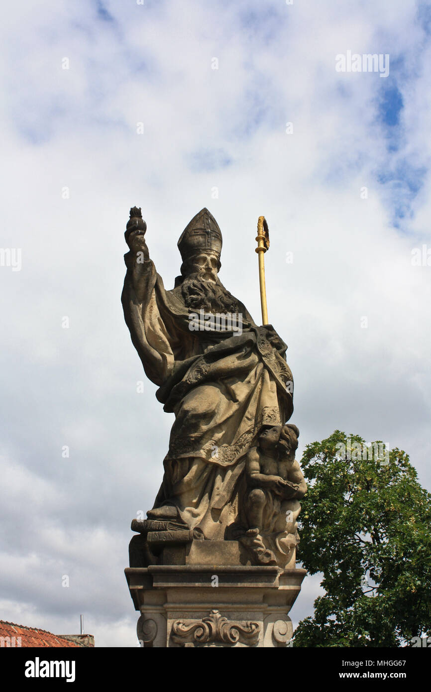Eine Statue auf der Karlsbrücke in Prag Stockfoto