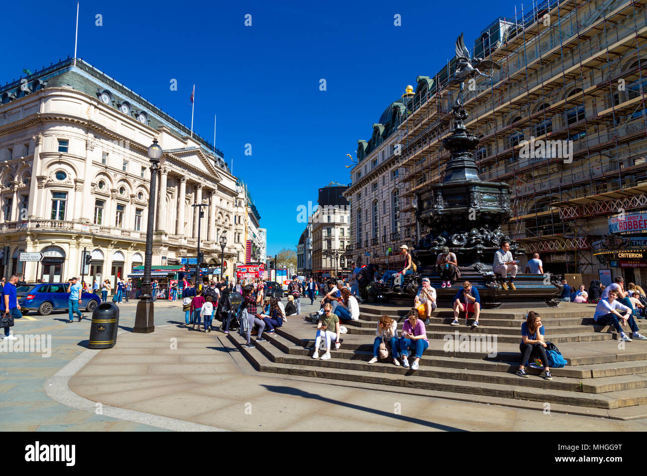 Besetzt Piccadilly Circus mit Touristen sitzen auf den Stufen des Shaftesbury Memorial Fountain, London, UK Stockfoto