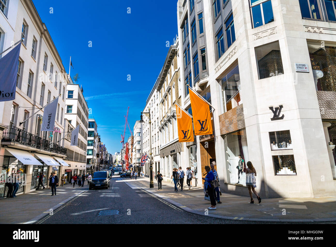 Blick auf New Bond Street und die Louis Vuitton Filiale in Mayfair, London, Großbritannien Stockfoto