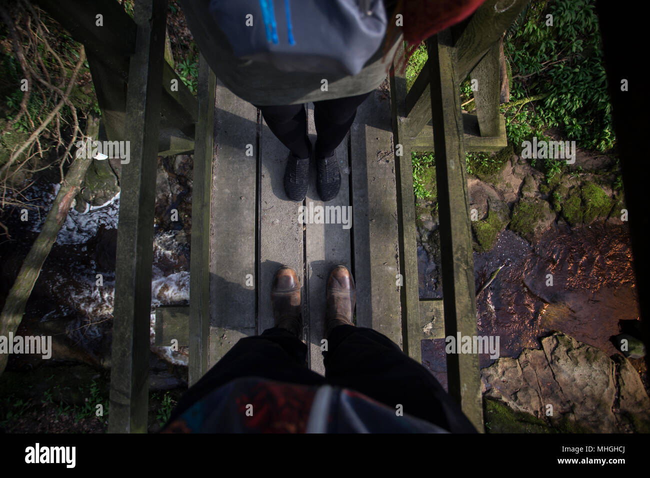 Wandern über einen alten Holzsteg Stockfoto