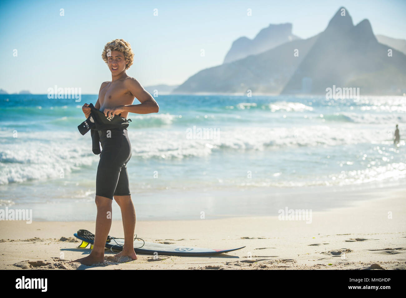 RIO DE JANEIRO - 20. MÄRZ 2017: Fertig, am Strand Surfer, bevor sie sich in die Wellen an der Brandung zerschlagen In Arpoador Stockfoto