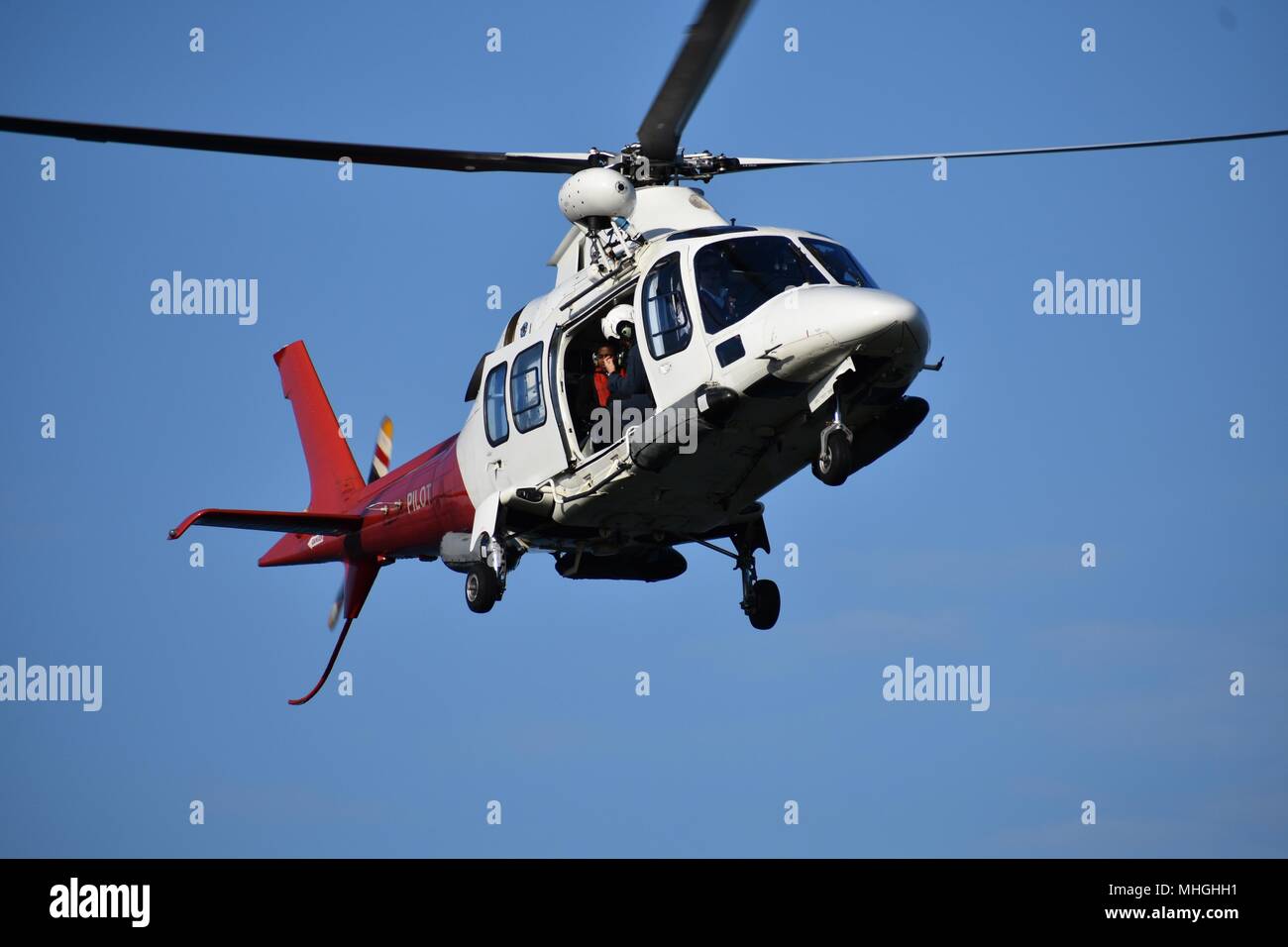 Mission erfüllt: Absteigend Sea Rescue Helicopter. Stockfoto