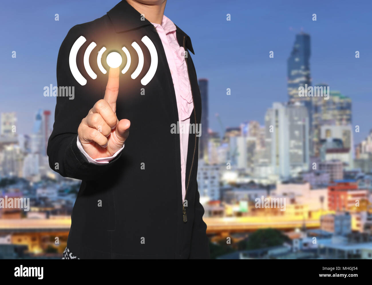 Hand einer Geschäftsfrau mit dem Finger Kommunikation signal Symbol auf Wolkenkratzer Hintergrund zu berühren und haben kopieren Sie Raum für die Gestaltung Ihrer Präsentation. Stockfoto