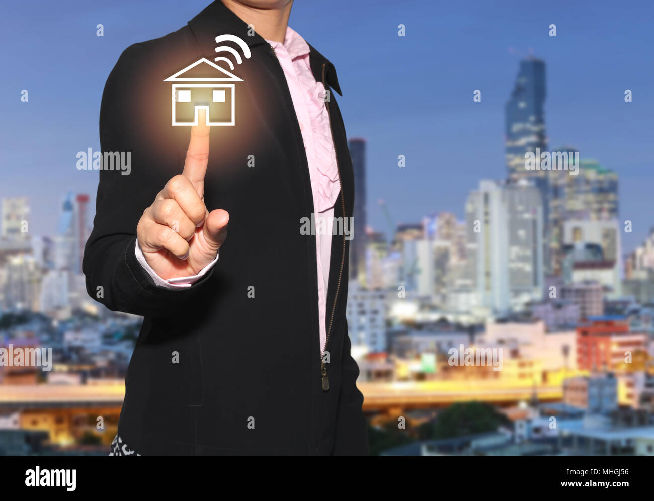 Hand einer Geschäftsfrau mit dem Finger home und Kommunikation Signale Symbol auf Wolkenkratzer Hintergrund zu berühren und haben kopieren Sie Raum für Design in Ihrem presen Stockfoto