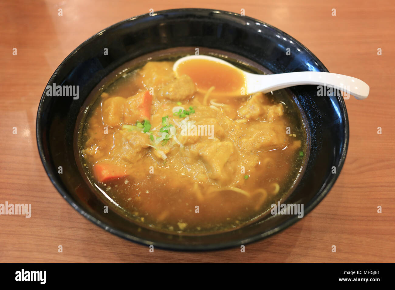 Ramen mit Curry Huhn von japanischen Lebensmitteln in einem schwarzen Schüssel. Stockfoto