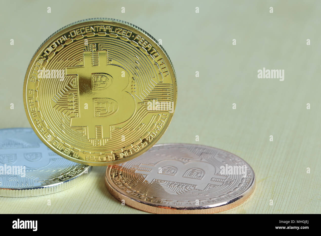 Gold bitcoin auf Holzboden in Konzept der cryptocurrency Idee für Design in ihrer Arbeit. Stockfoto