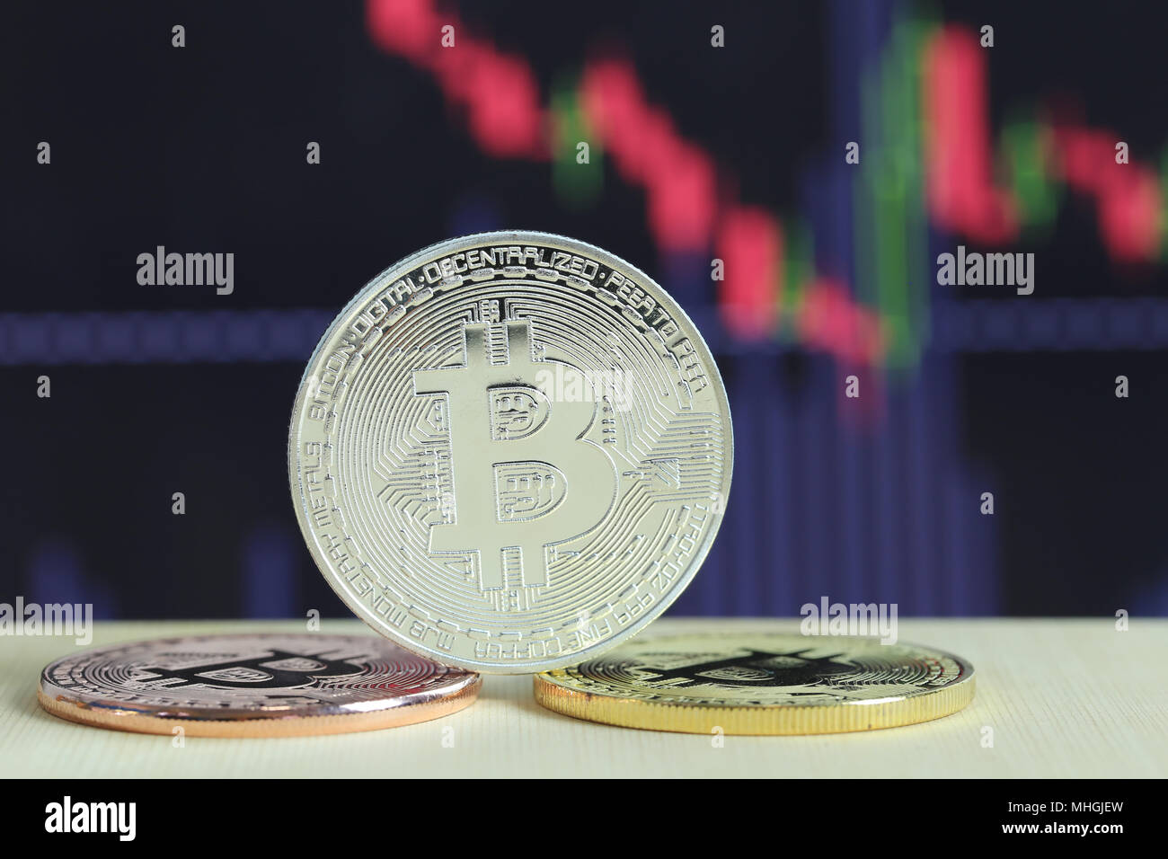 Silber bitcoin auf Holzboden und digitale grafik hintergrund im Konzept der cryptocurrency Idee für Design in ihrer Arbeit. Stockfoto