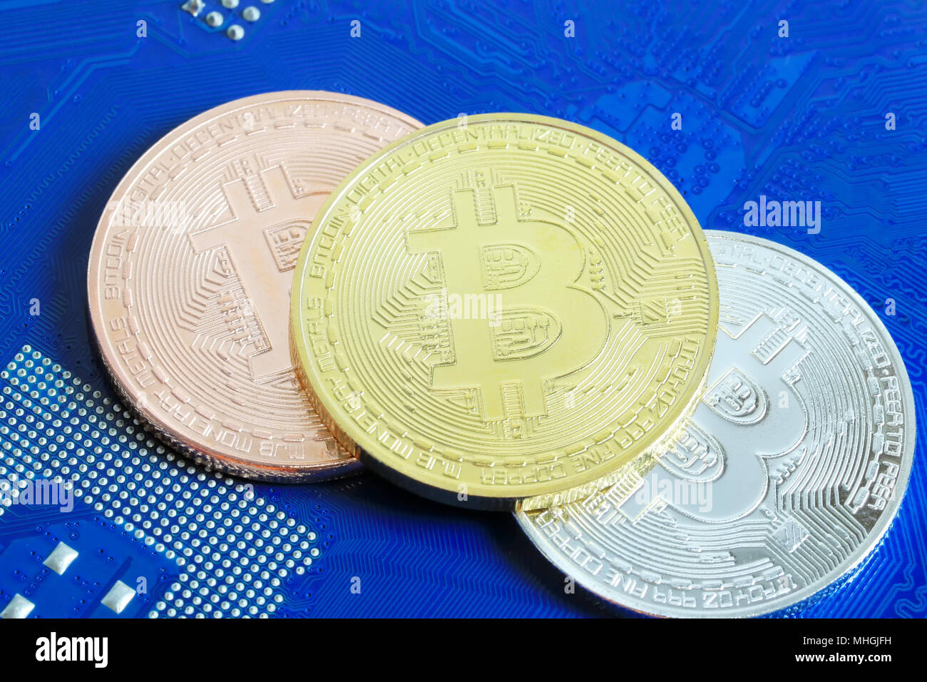 Gold bitcoin auf einem Computer Hardware Mainboard im Konzept der cryptocurrency Idee für Design in ihrer Arbeit gestellt. Stockfoto