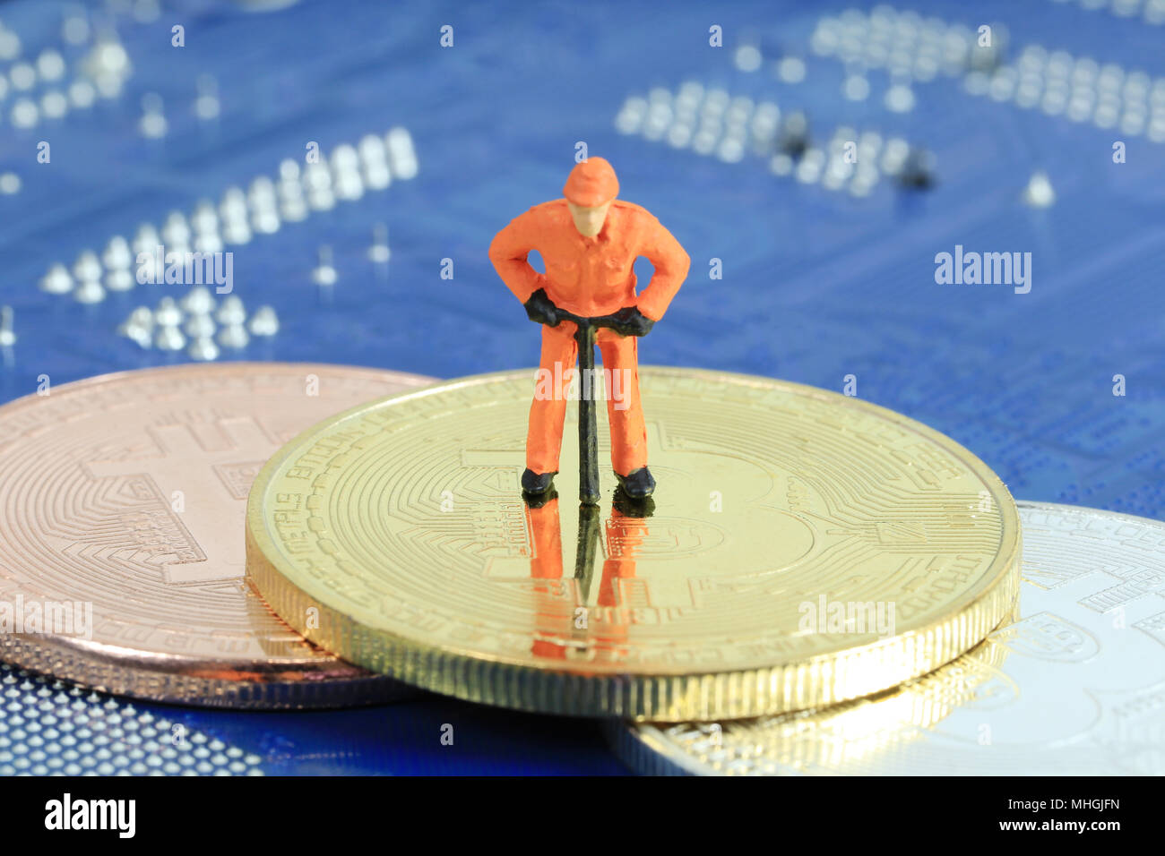 Modell Menschen der Bergleute stehen auf der gold Bitcoin für Design in digitale Konzept cryptocurrency oder bitcoin Währung. Stockfoto