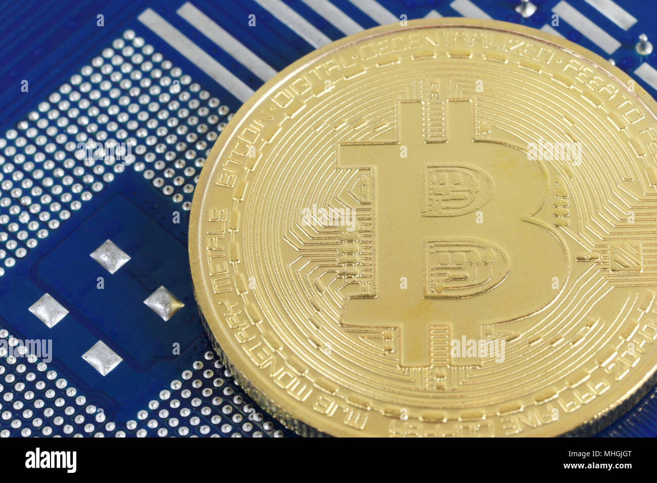 Gold bitcoin auf einem Computer Hardware Mainboard im Konzept der cryptocurrency Idee für Design in ihrer Arbeit gestellt. Stockfoto