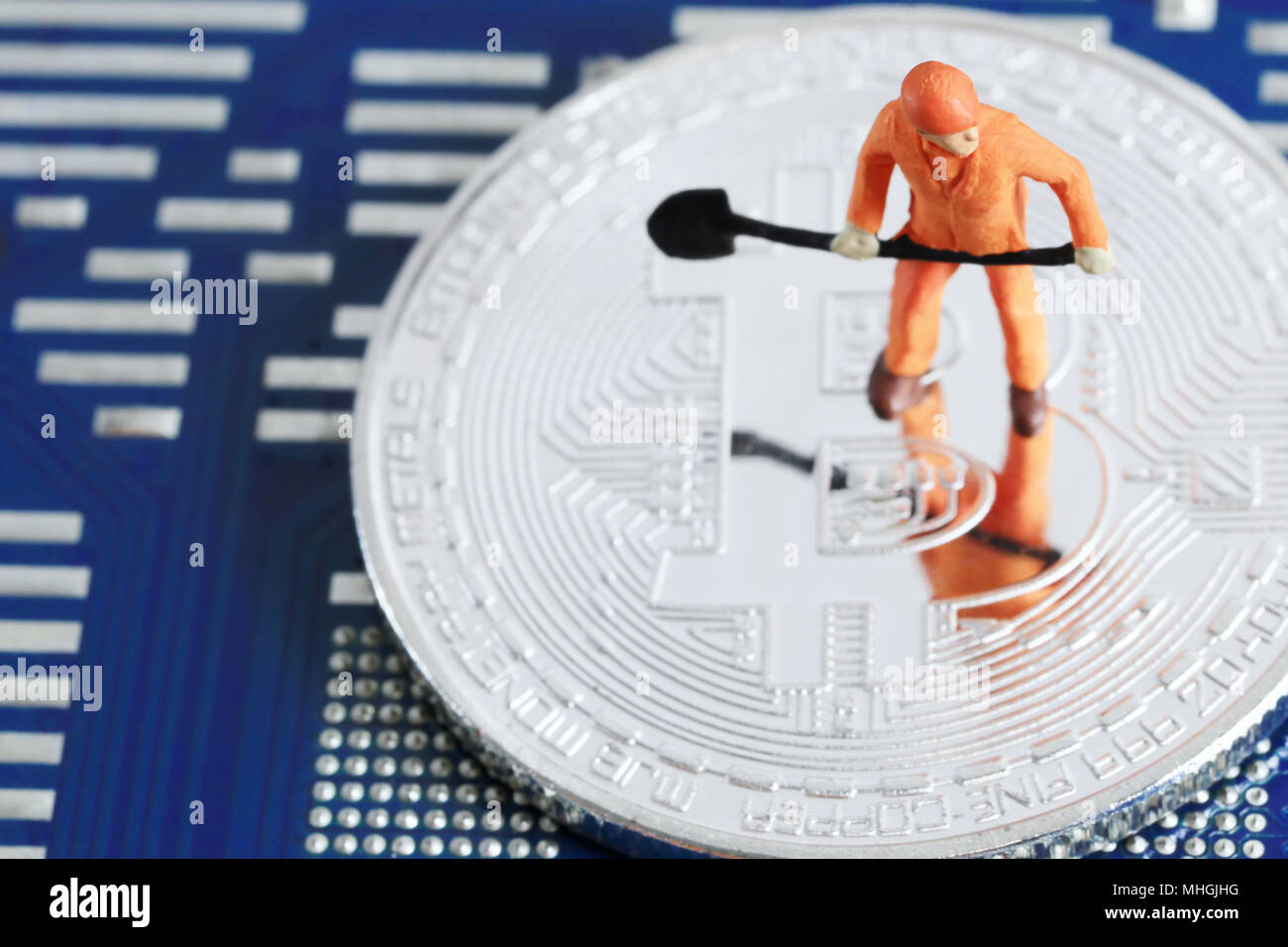 Modell Menschen der Bergleute stehen auf dem Silber bitcoin für Design in digitale Konzept cryptocurrency oder bitcoin Währung. Stockfoto