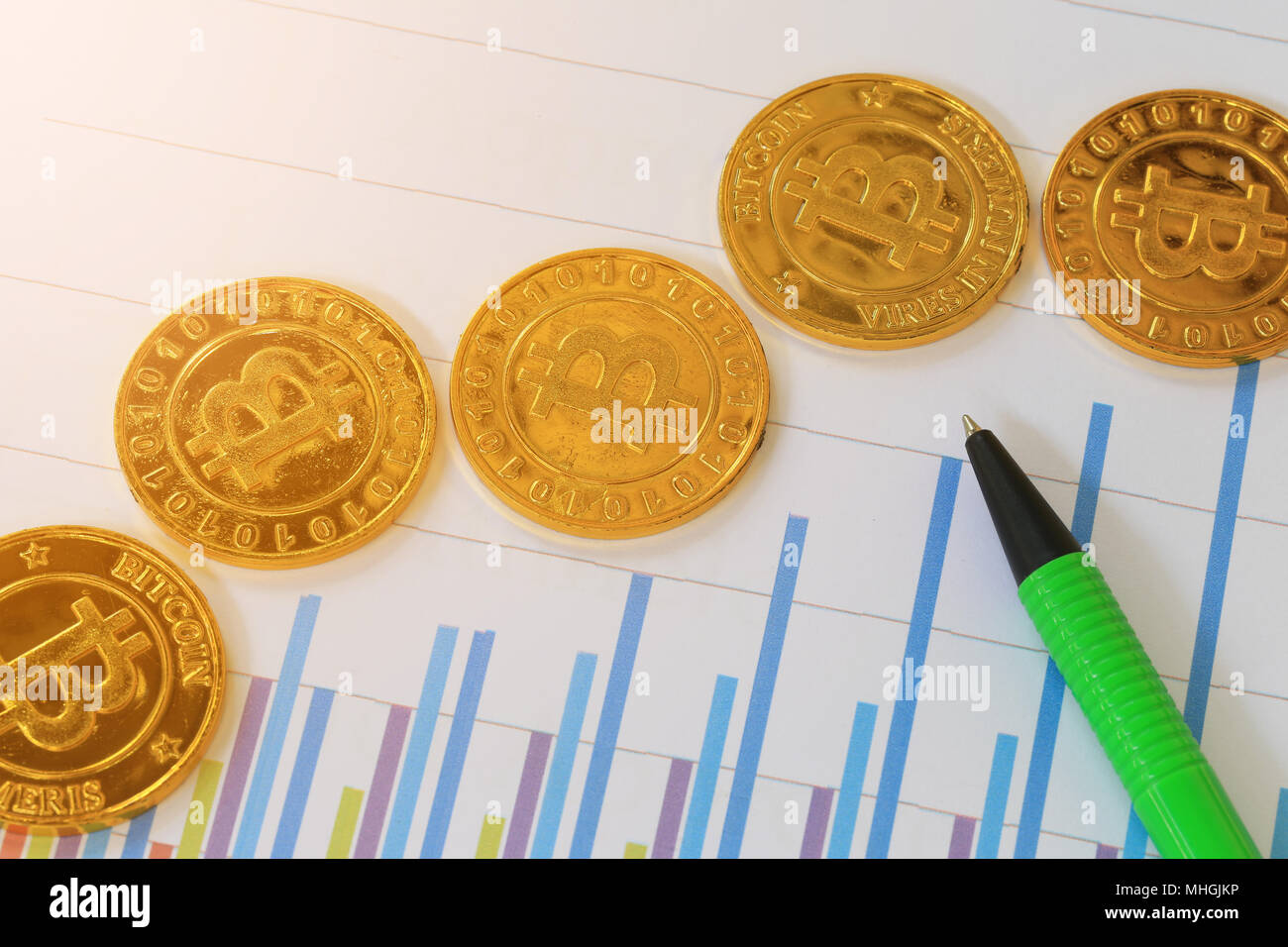 Gold bitcoin auf Business graph und grünen Stift für Design das Konzept der Crypto digitale Währung in ihrer Arbeit. Stockfoto