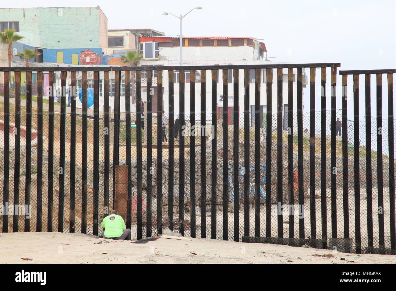 San Diego, USA. 30 Apr, 2018. Ein Arbeitnehmer fix die Grenzmauer zwischen den USA und Mexiko, in San Diego, USA, 30. April 2018. Hunderte von Zentralamerikanischen Migranten kamen in der mexikanischen Grenzstadt Tijuana, einer Masse Anfrage für uns Asyl. Credit: Huang Heng/Xinhua/Alamy leben Nachrichten Stockfoto