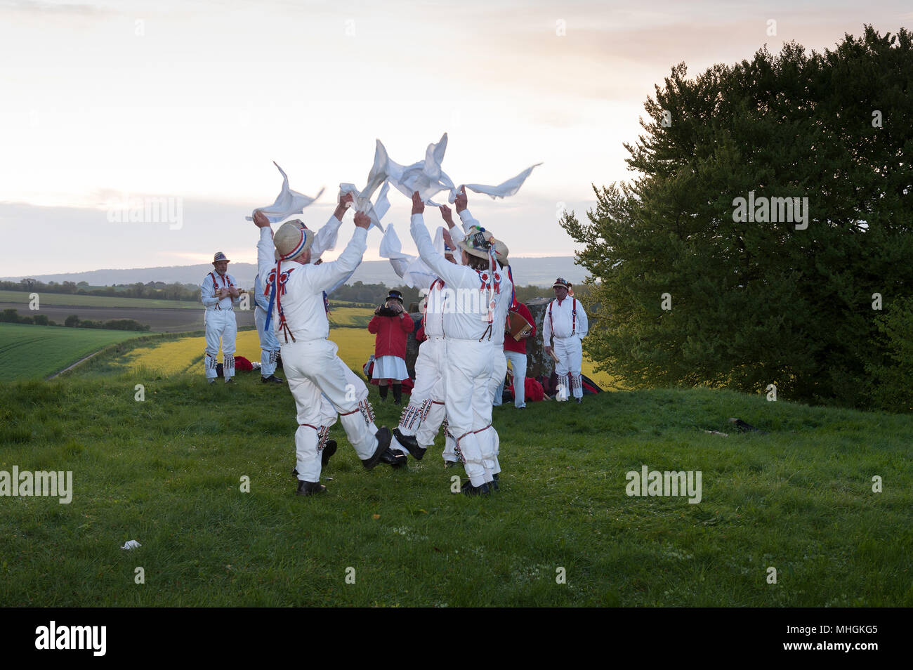 Coldrum Steine, Kent, Großbritannien. Mai, 2018. Beltane Mai Tag der Hartley Morris Men bei Sonnenaufgang am 1. Mai im Coldrum Steine, Kent. Morris Dance war lächerlich gemacht als unmodern Es ist jedoch ein Comeback und populärer mit den jüngeren Generationen. Credit: Yon Marsh/Alamy leben Nachrichten Stockfoto