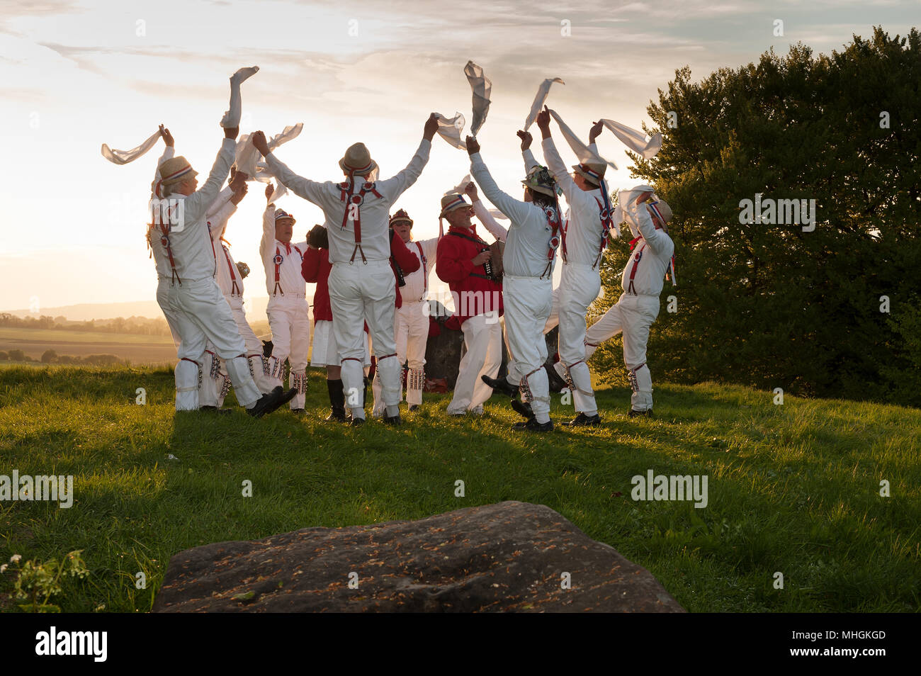 Coldrum Steine, Kent, Großbritannien. Mai, 2018. Beltane Mai Tag der Hartley Morris Men bei Sonnenaufgang am 1. Mai im Coldrum Steine, Kent. Morris Dance war lächerlich gemacht als unmodern Es ist jedoch ein Comeback und populärer mit den jüngeren Generationen. Credit: Yon Marsh/Alamy leben Nachrichten Stockfoto