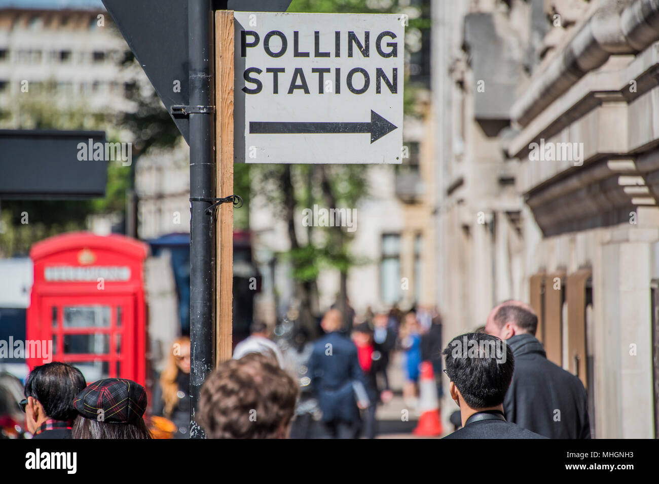 London, Großbritannien. 1. Mai 2018. Wahllokal den Schildern in Richtung Central Hall Westminster Point, einen Steinwurf von Parlament und Regierung. Die Vorbereitungen für die Kommunalwahlen, die am 3. Mai 2018 findet in 32 London Boroughs. Credit: Guy Bell/Alamy leben Nachrichten Stockfoto