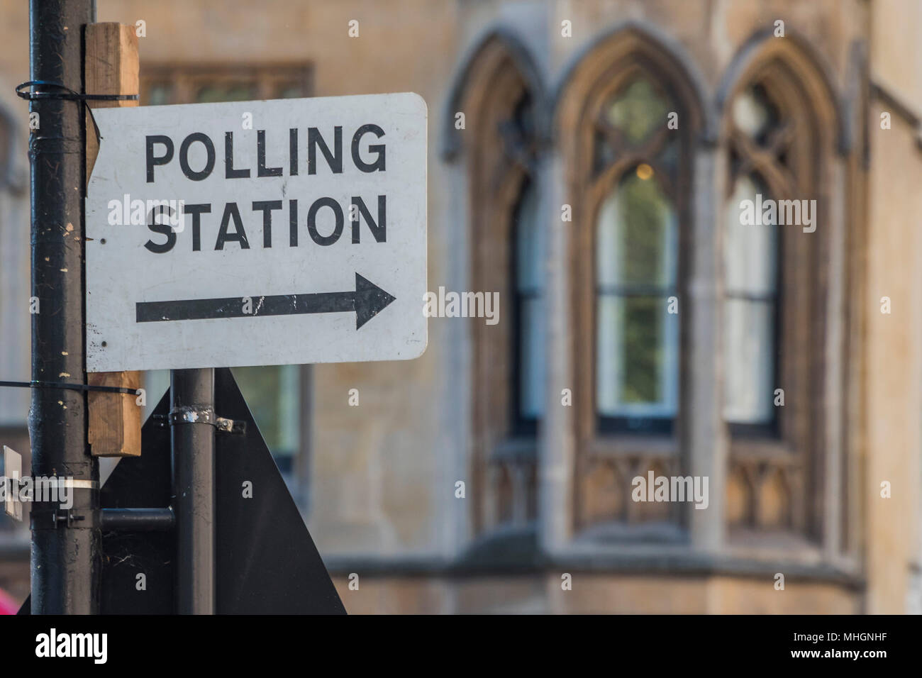 London, Großbritannien. 1. Mai 2018. Wahllokal den Schildern in Richtung Central Hall Westminster Point, einen Steinwurf von Parlament und Regierung. Die Vorbereitungen für die Kommunalwahlen, die am 3. Mai 2018 findet in 32 London Boroughs. Credit: Guy Bell/Alamy leben Nachrichten Stockfoto