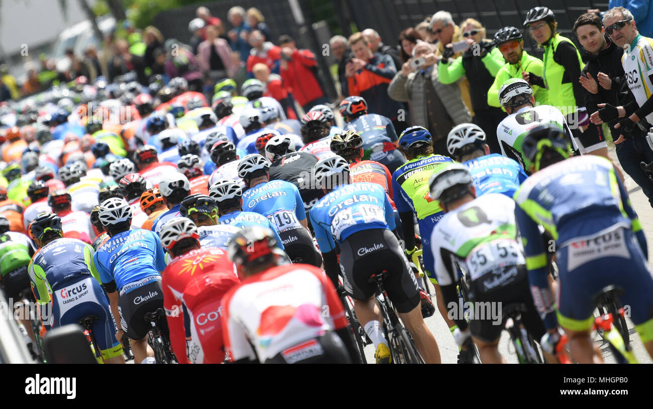 Eschborn, Deutschland. 01 Mai, 2018. 01. Mai 2018, Deutschland, Eschborn: Radfahrer, die sich während der Radrennen Eschborn-Frankfurt. Credit: Arne Dedert/dpa/Alamy leben Nachrichten Stockfoto